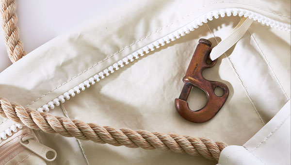 Deluxe Vintage Features Extra Pockets & Exclusive Sail Hardware