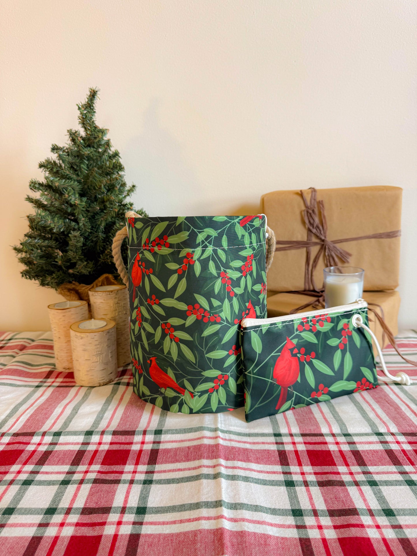 Winterberry Cardinals Bucket Bag