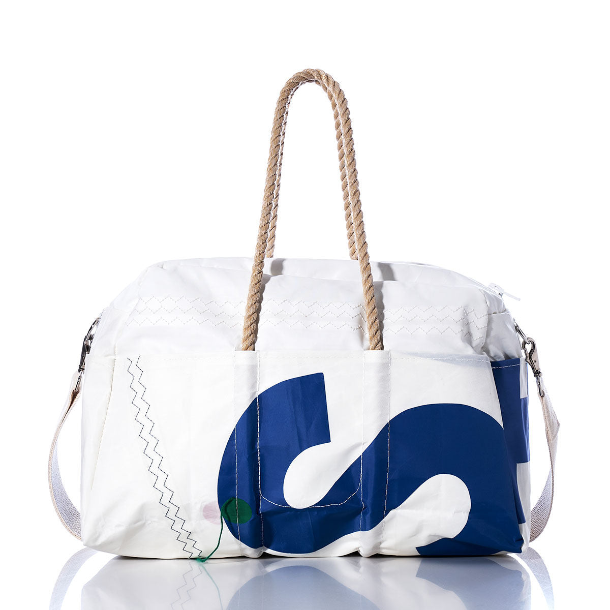 Sea Bags “Vintage US Weekender” – a white getaway bag featuring blue printed accents, two rope handles, and a matching white shoulder strap, shown against a crisp white background—ideal for your next adventure with classic vintage-inspired style. by Sea Bags