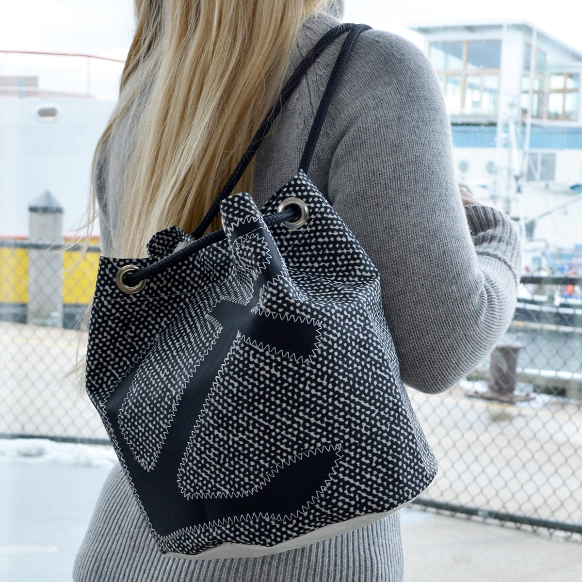 Black Anchor on Barnacle Print Convertible Bucket Bag Alternate Image 4