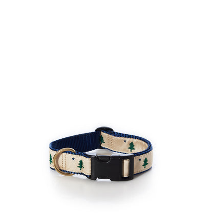 Maine Flag Dog Collar 1″ - Medium featuring a green pine tree and blue star pattern on cream, with a black plastic buckle and brass D-ring.
